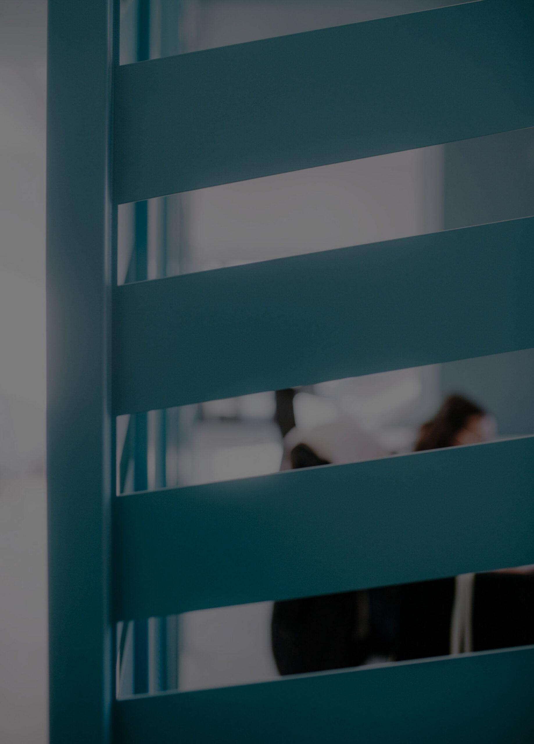 Une cloison vitrée turquoise dans les bureaux IBG