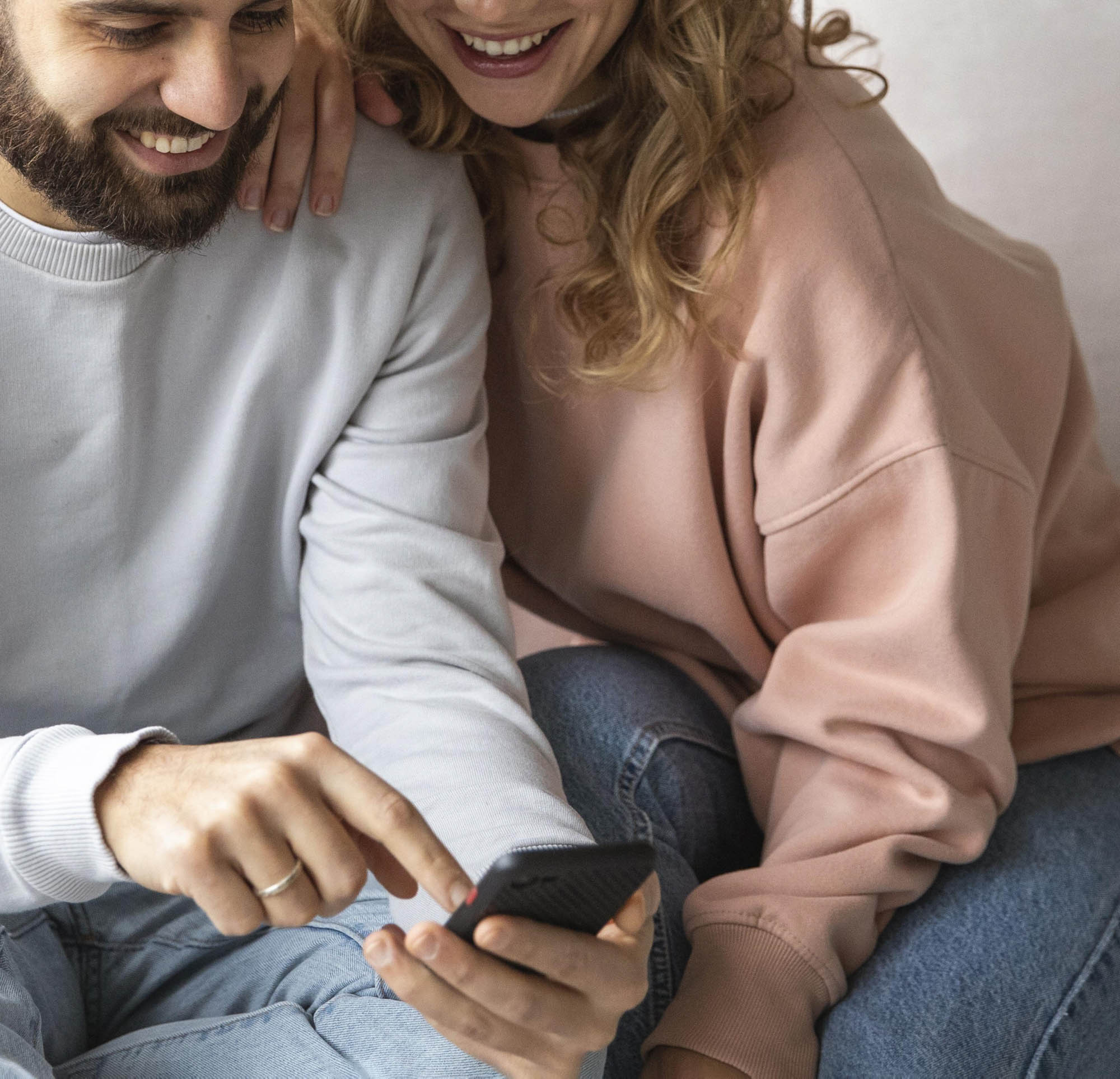 Deux personnes consultent leur espace depuis un téléphone
