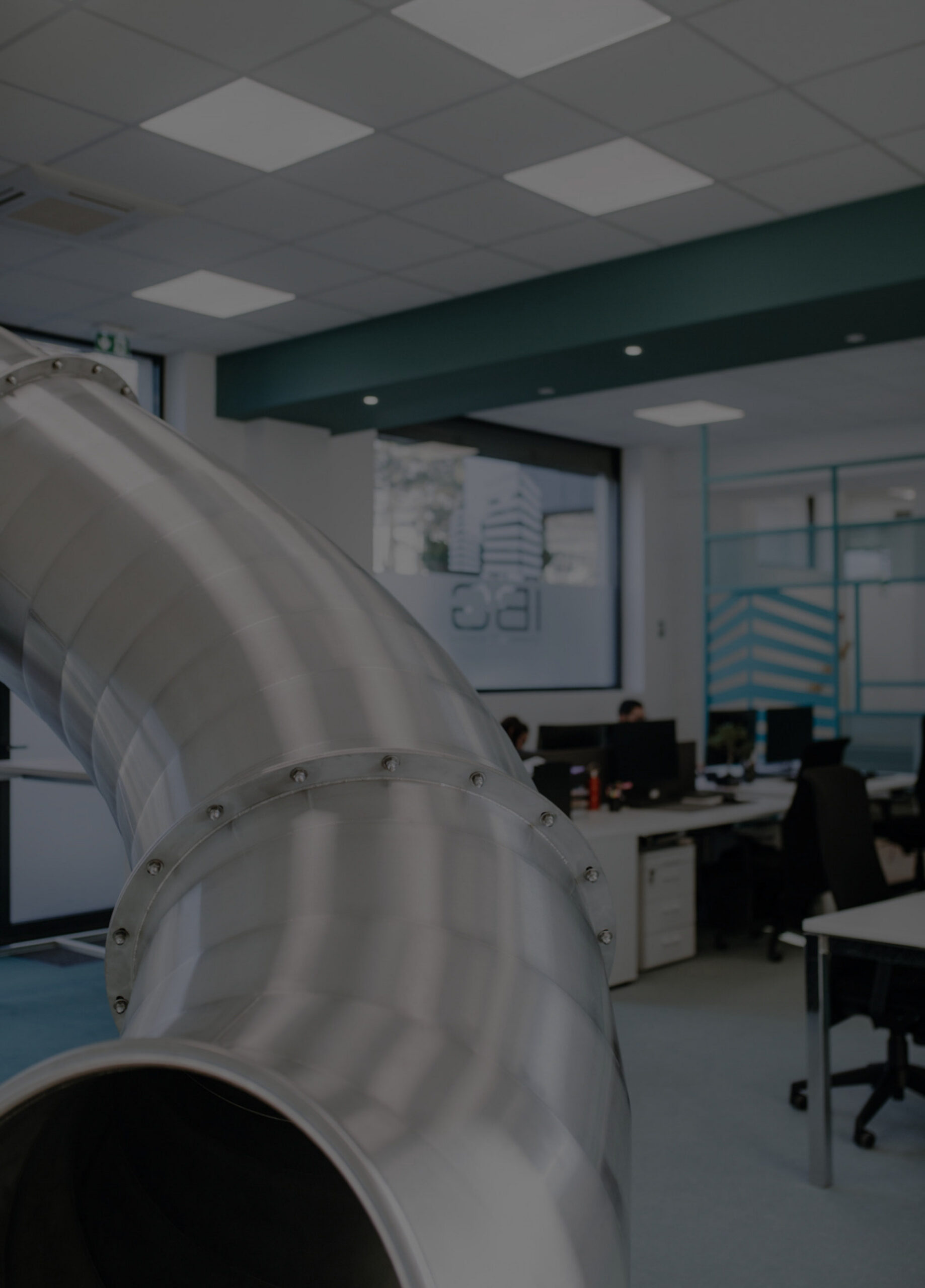 L'espace de travail IBG et son toboggan métallique
