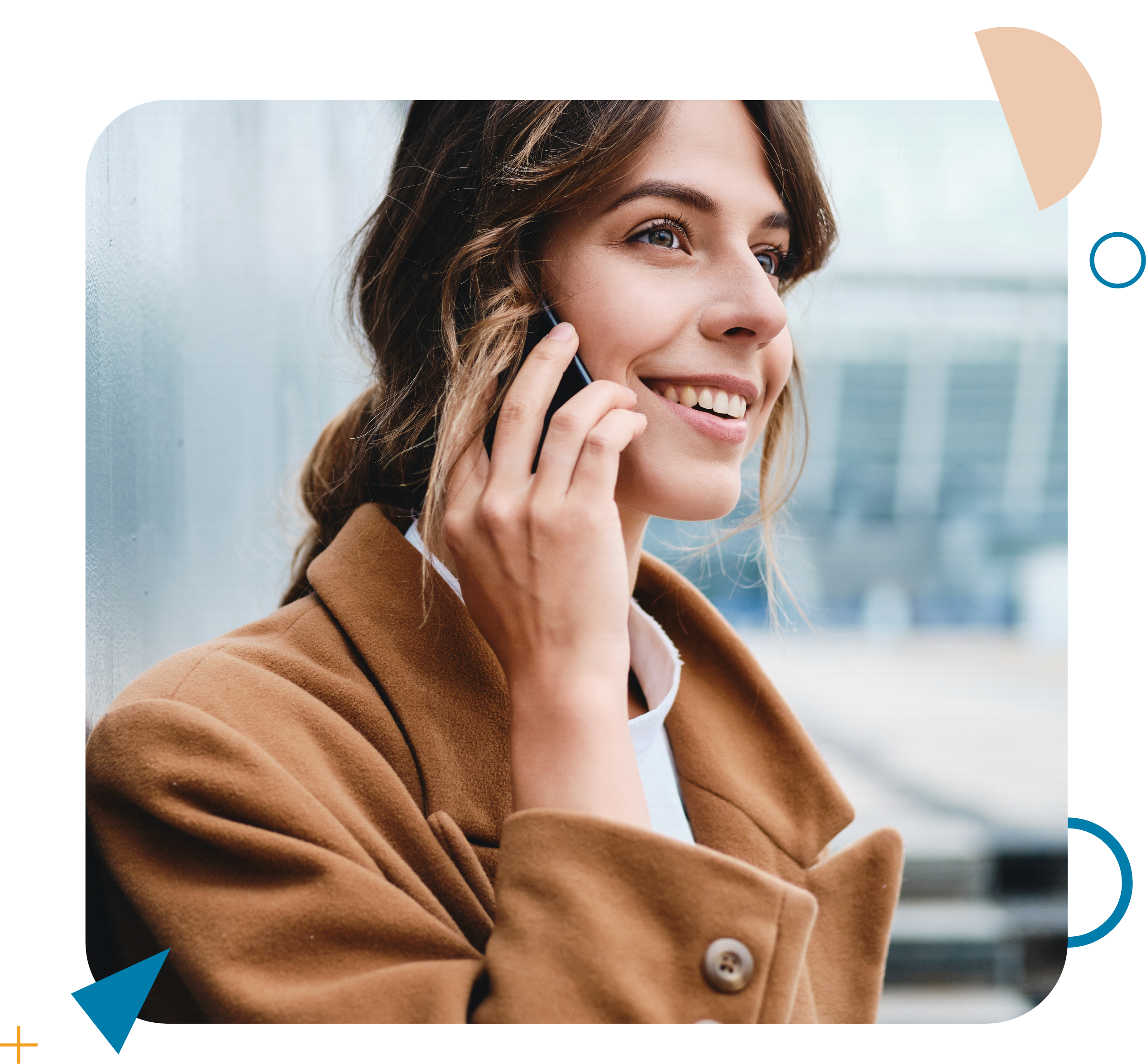 Une interlocutrice au téléphone