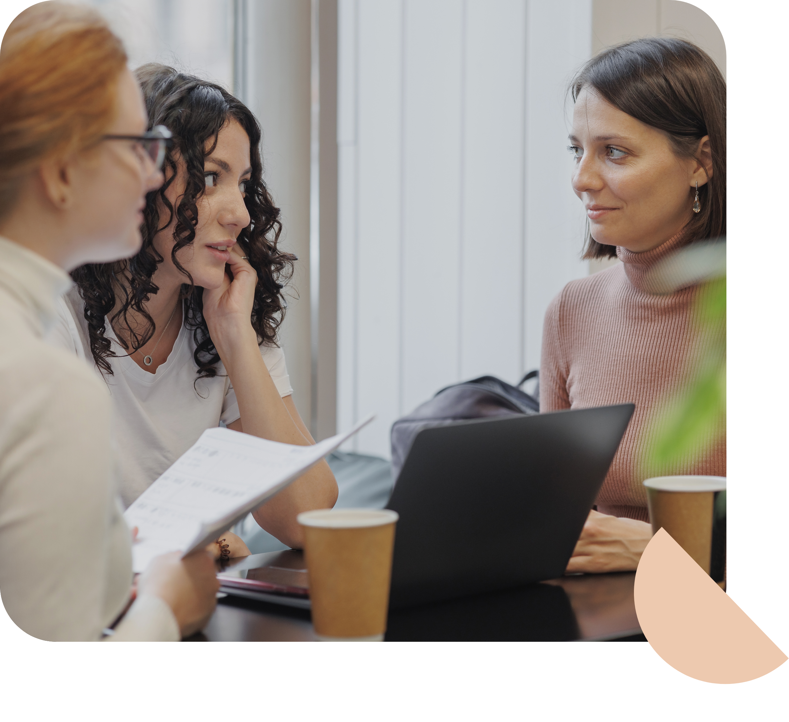 Échange autour de documents et d’un ordinateur portable