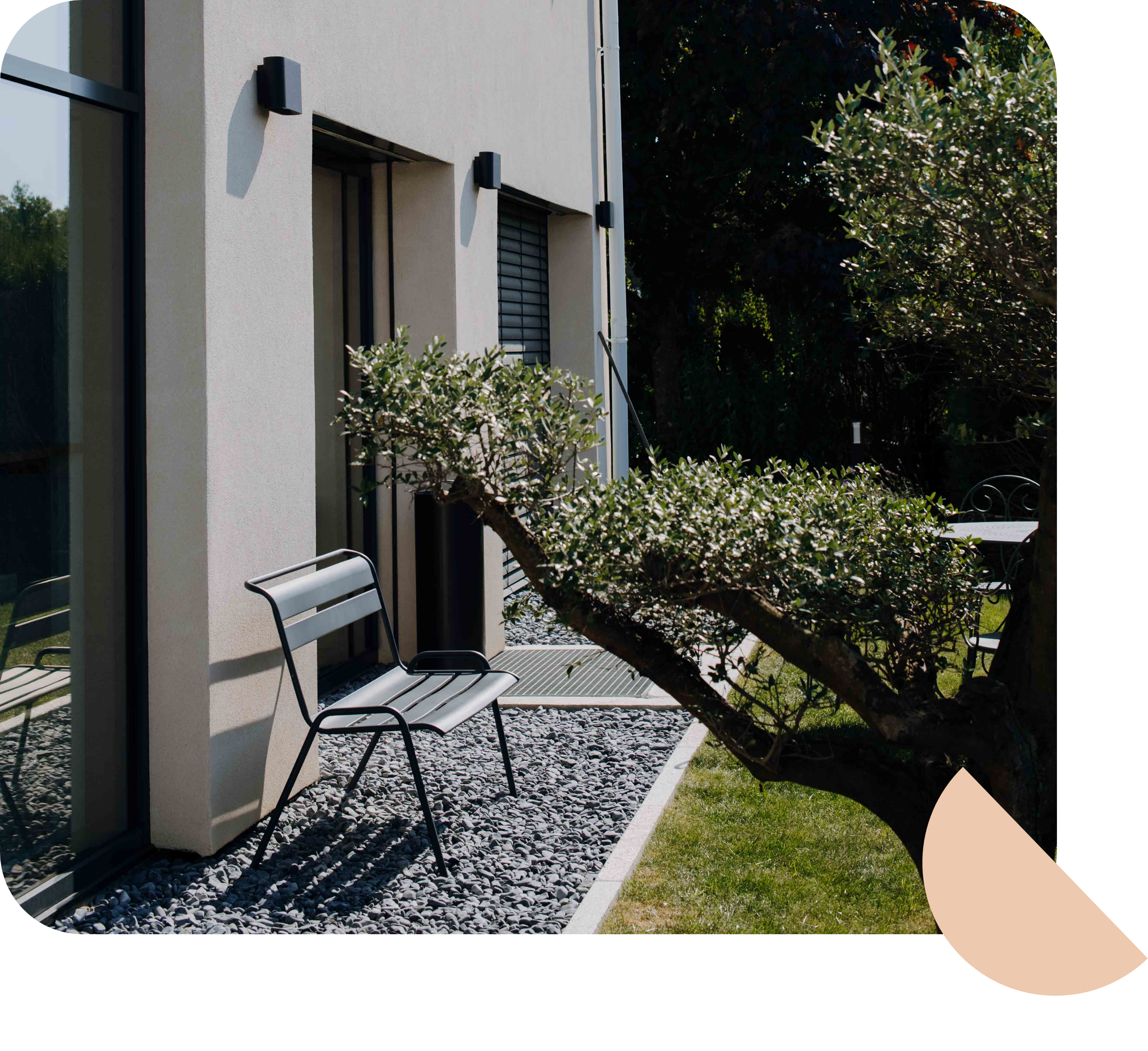 Un banc et un jardin au pied d'un immeuble