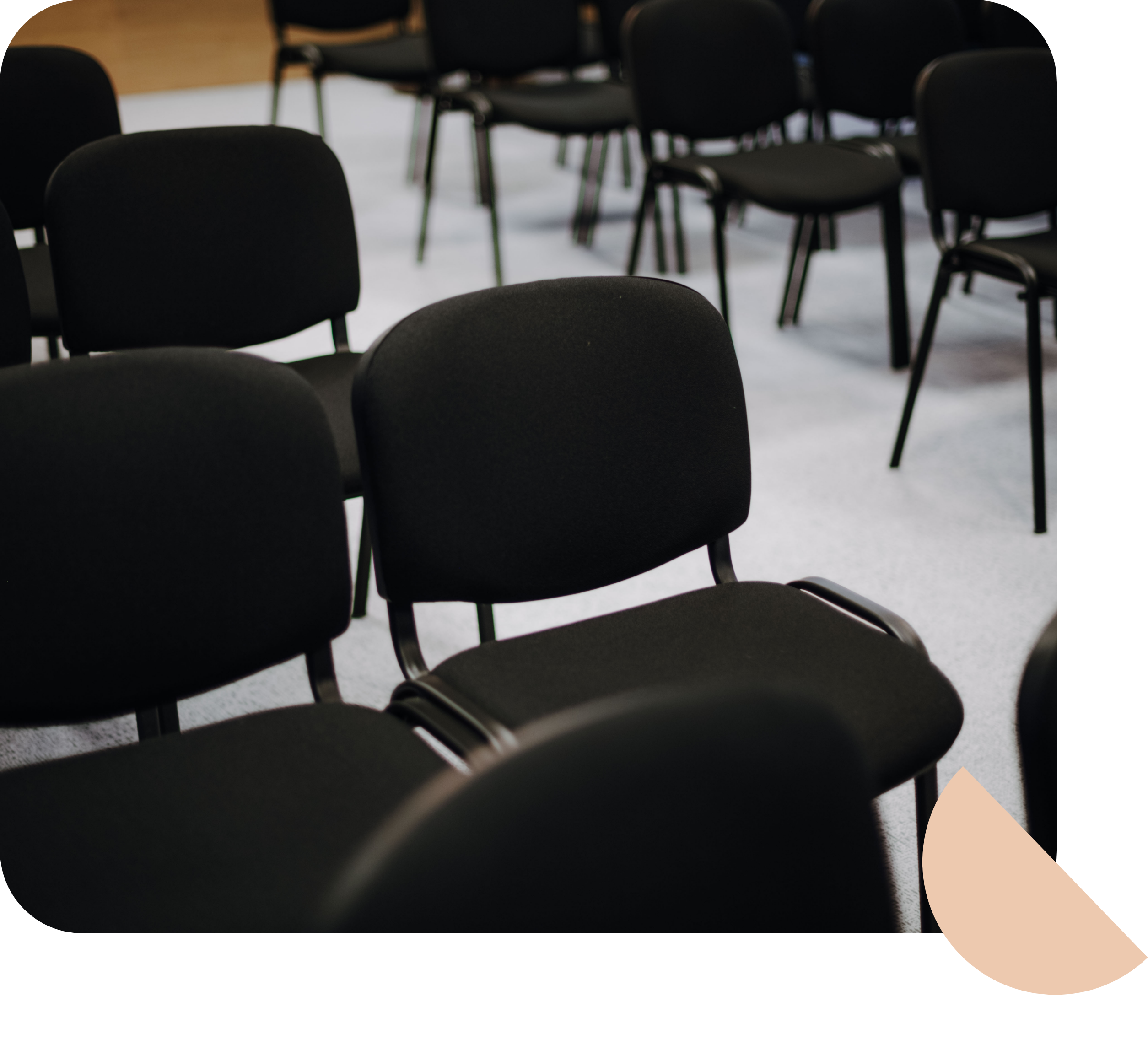 Des rangées de chaises installées pour une assemblée